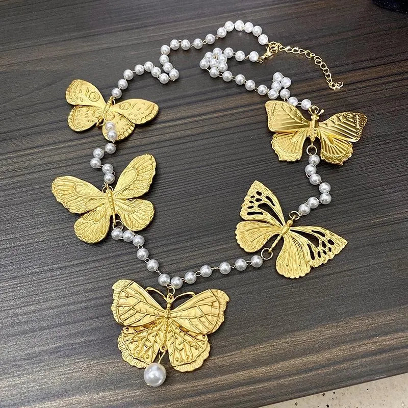 Collana con ciondolo a forma di farfalla dorata, realizzata a mano con perle, regalo di Natale o di compleanno.