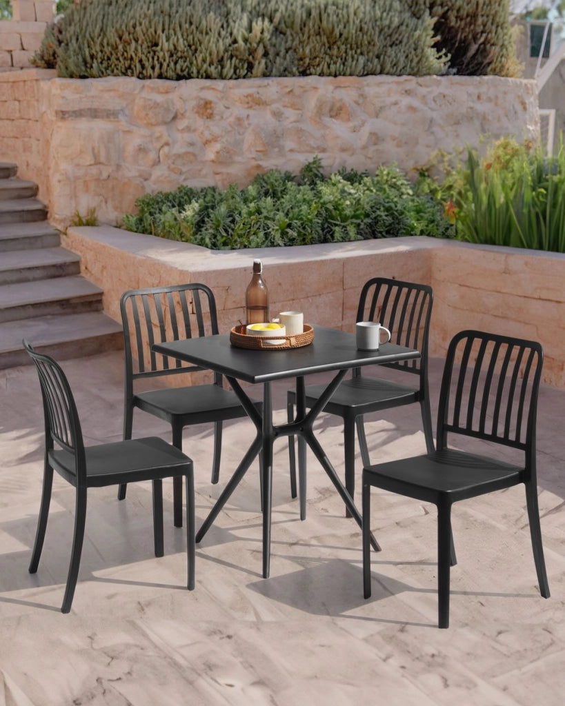 Set di 4 sedie da giardino in plastica nera impilabili, leggere e resistenti alle intemperie per interni ed esterni