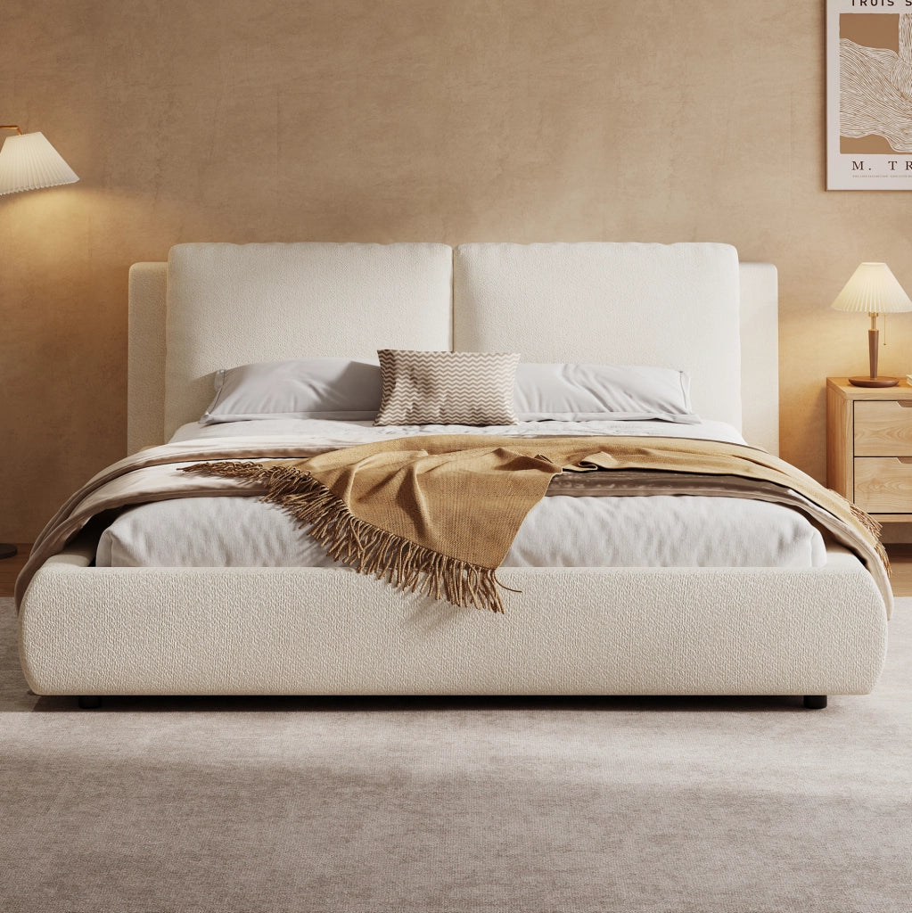 Letto matrimoniale imbottito con testiera ergonomica in bouclé beige e rete a doghe