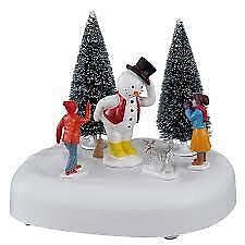 Lemax 14835 Frosty Says Hi Scena Animata per Villaggio di Natale Funziona a Batterie 3x AA 1.5V o Adattatore 4.5V colore Multicolore