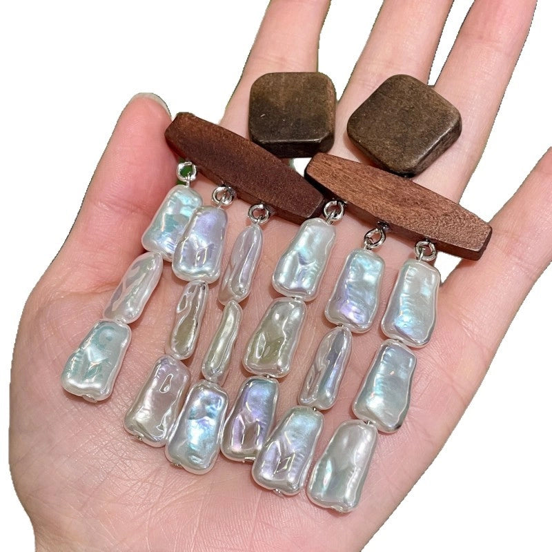 Orecchini da donna in stile barocco con perle dalla forma irregolare, caratterizzati da motivi geometrici esagerati e un tocco artistico e alla moda.