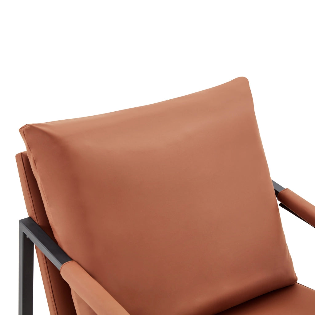 Poltrona moderna in similpelle marrone con struttura in metallo nero, stile industriale
