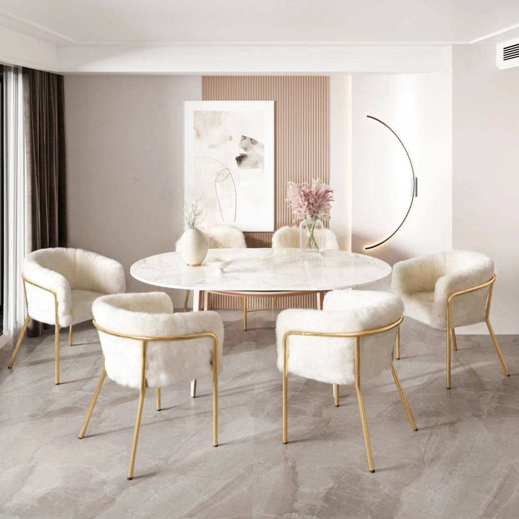 Sedia relax in stile leggero lusso, rivestimento in pelliccia sintetica bianca, struttura con gambe in metallo