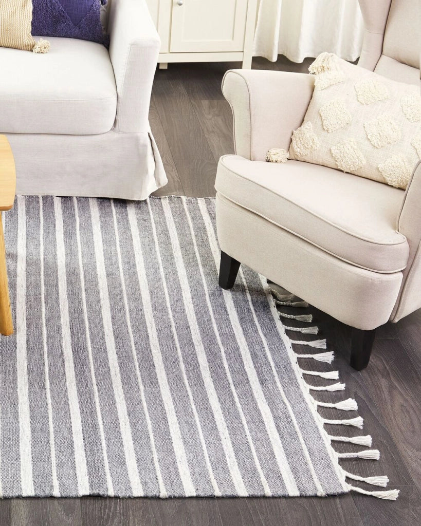 Tappeto grigio chiaro 160 x 230 cm per soggiorno e camera da letto con frange rigate