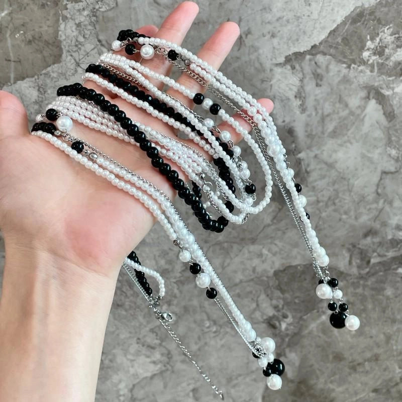 Collana multiuso con nappina di perle bianche e nere, regalo di Natale o compleanno.