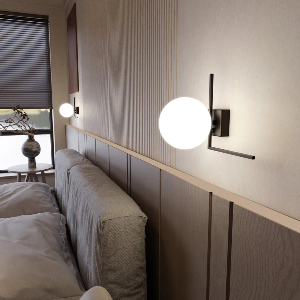 Lampada da soffitto IMAGO in acciaio nero e vetro opale