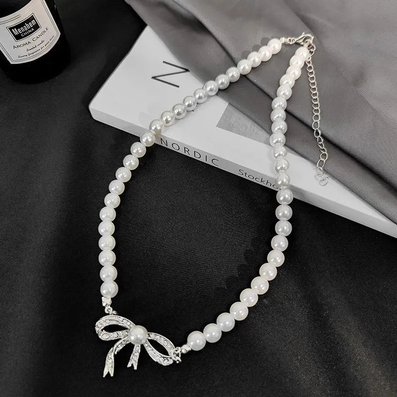 Collana con fiocco di diamanti e perle fatta a mano