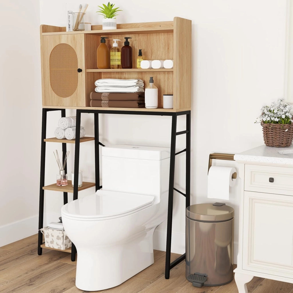 Scaffale Bagno 139cm sopra WC, Mobile Bagno Salvasapzio con Porta in Rattan PE, Ripiani di Stoccaggio Aperti e Supperto in Metallo, Organizzatore sopra Gabinetto, Nero e Marrone