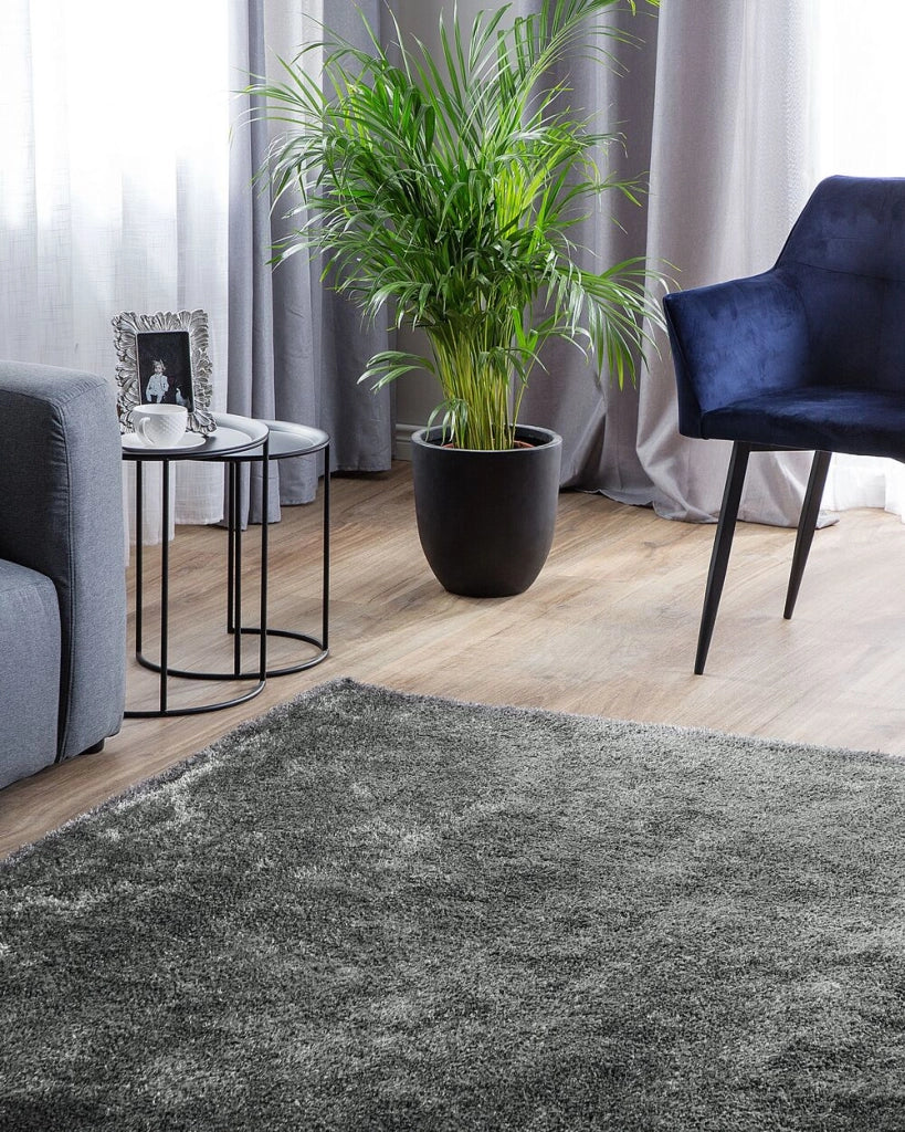 Tappeto Shaggy Grigio Scuro 140 x 200 cm Moderno Tappeto Rettangolare Trapuntato a Pelo Lungo