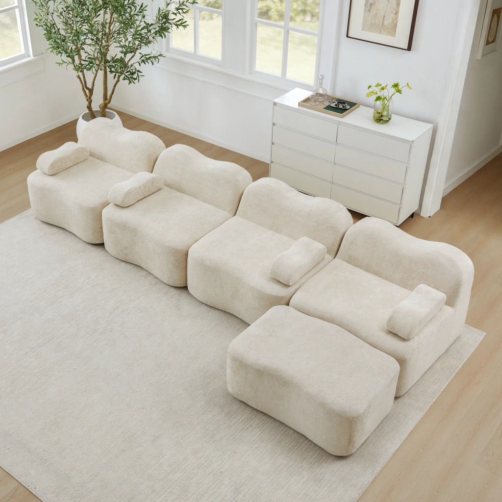 Divano angolare modulare senza struttura; seduta profonda; pouf collegabile; velluto beige