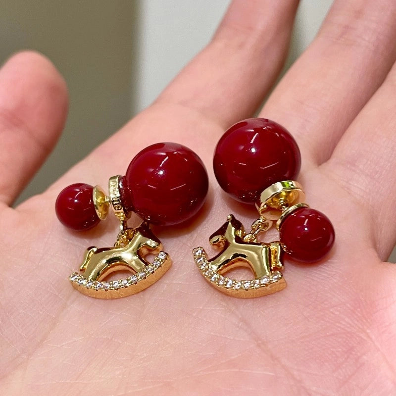 Ciondolo a forma di pony in zircone per Capodanno con orecchini di perle rosse
