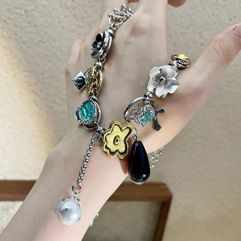 Collana fatta a mano con perle e fiore in metallo: un regalo in stile vintage