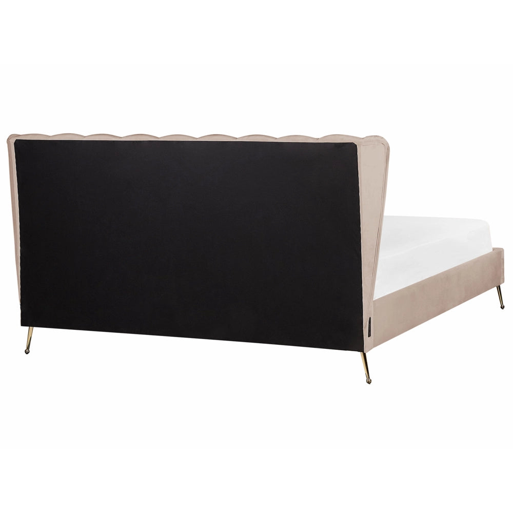 Letto in velluto beige tortora rivestito con gambe in metallo dorato UE Dimensioni doppie 180 x 200 cm con testata con porta USB Camera da letto moderna e glam.
