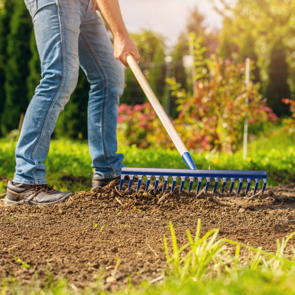 Rastrello da giardino KADAX con manico in legno, lunghezza 150 cm, denti in acciaio temprato, 16 denti.
