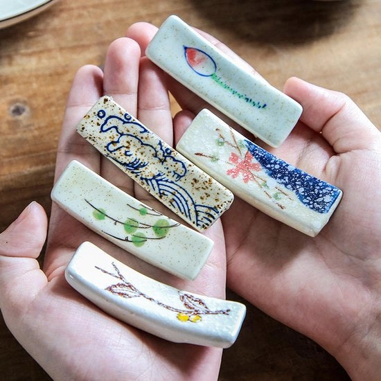 5 contenitori per stuzzichini in ceramica, sostegni per stuzzichini, contenitori per posate, stuzzichini, forchette, cucchiai, coltelli e pennelli.