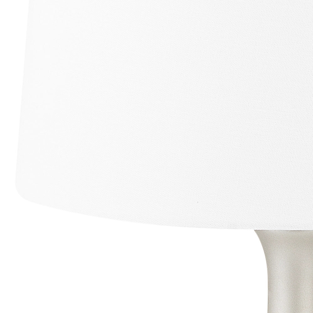 Lampada da Tavolo dorato con Base in Ceramica Bianca Paralume Impero in Poliestere Design Moderno