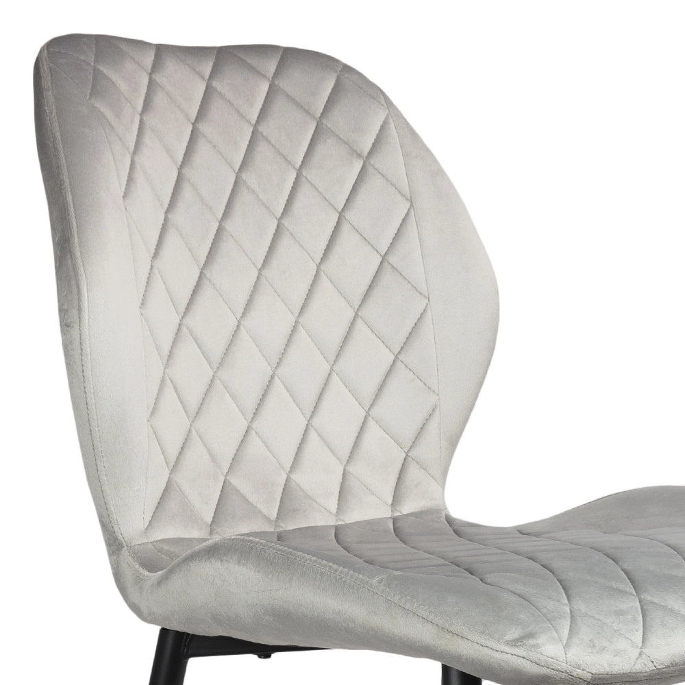 Sedia La Preziosa imbottita in velluto grigio chiaro con gambe in metallo colore sabbia nera