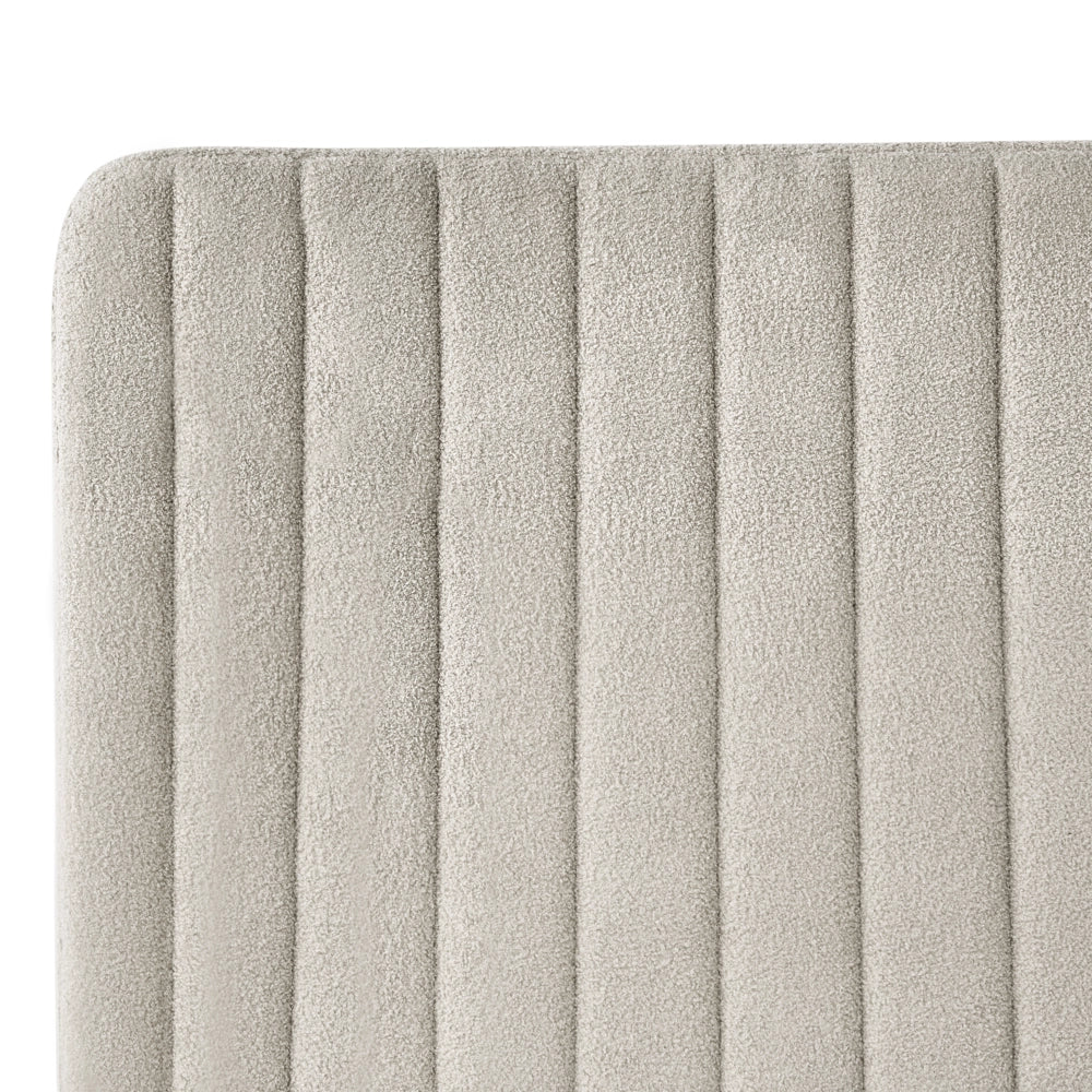 Letto matrimoniale in bouclè con testiera trapuntata gambe in metallo da 120 x 200 cm e base a doghe beige Design moderno