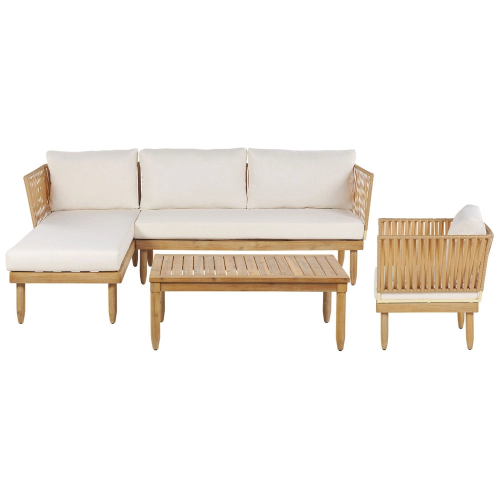 Salotto da esterno in legno di acacia con cuscini bianco sporco e tavolino da caffè con poltrona in finto rattan