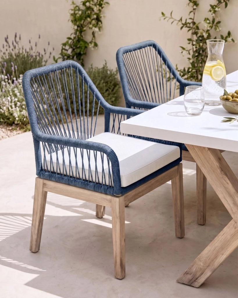 Set di 2 sedie da pranzo da esterno, struttura in polipropilene bianco e blu navy, gambe in legno di acacia, cuscini in poliestere, design moderno, rivestimenti sfoderabili, intreccio in corda
