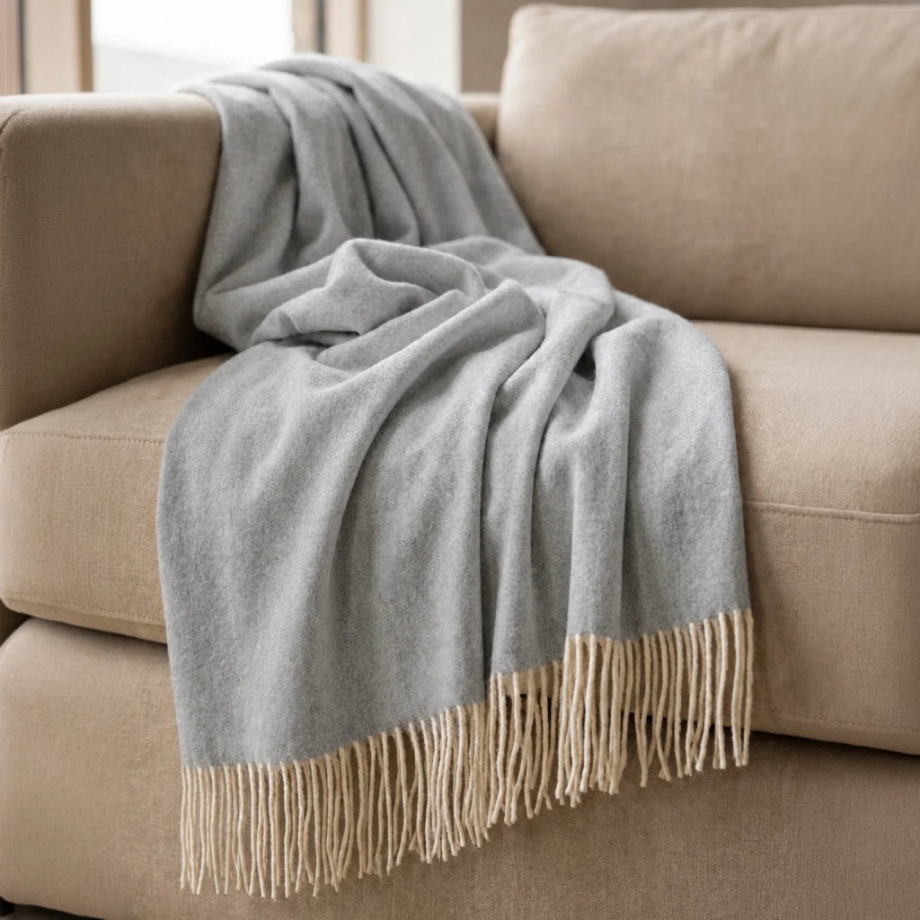 Plaid Living 130x170 cm in Cotone Blend | Coperta Leggera 250 gr/mq per Divano e Letto | Design Elegante e Tessuto Morbido | Grigio Chiaro