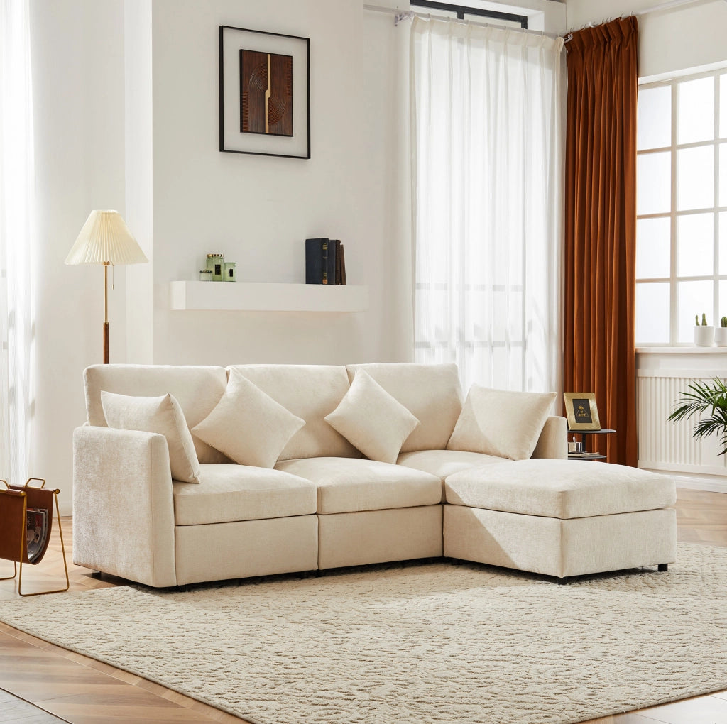 Divano angolare modulare 216x161x81 cm in chenille beige con pouf mobile e 4 cuscini –