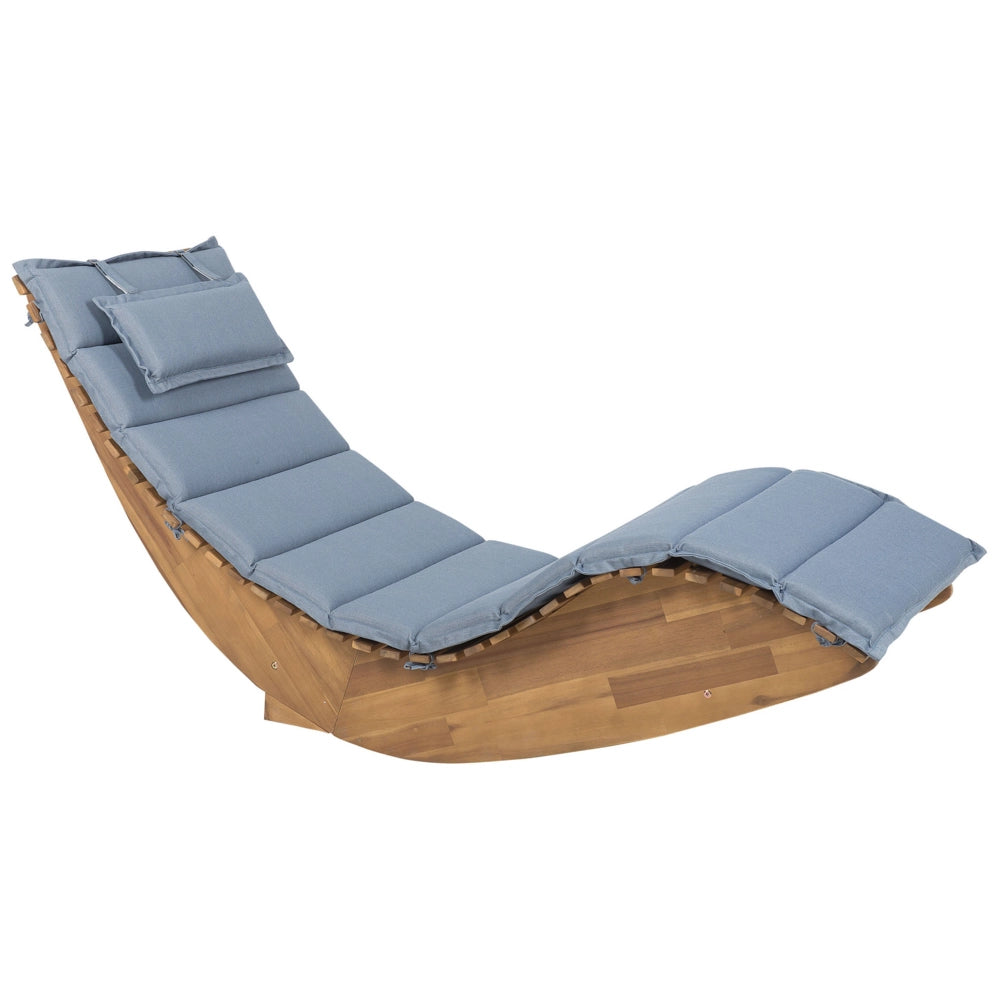 Lettino prendisole a doghe in legno di acacia chiaro con design a dondolo a forma curva con cuscino di seduta blu