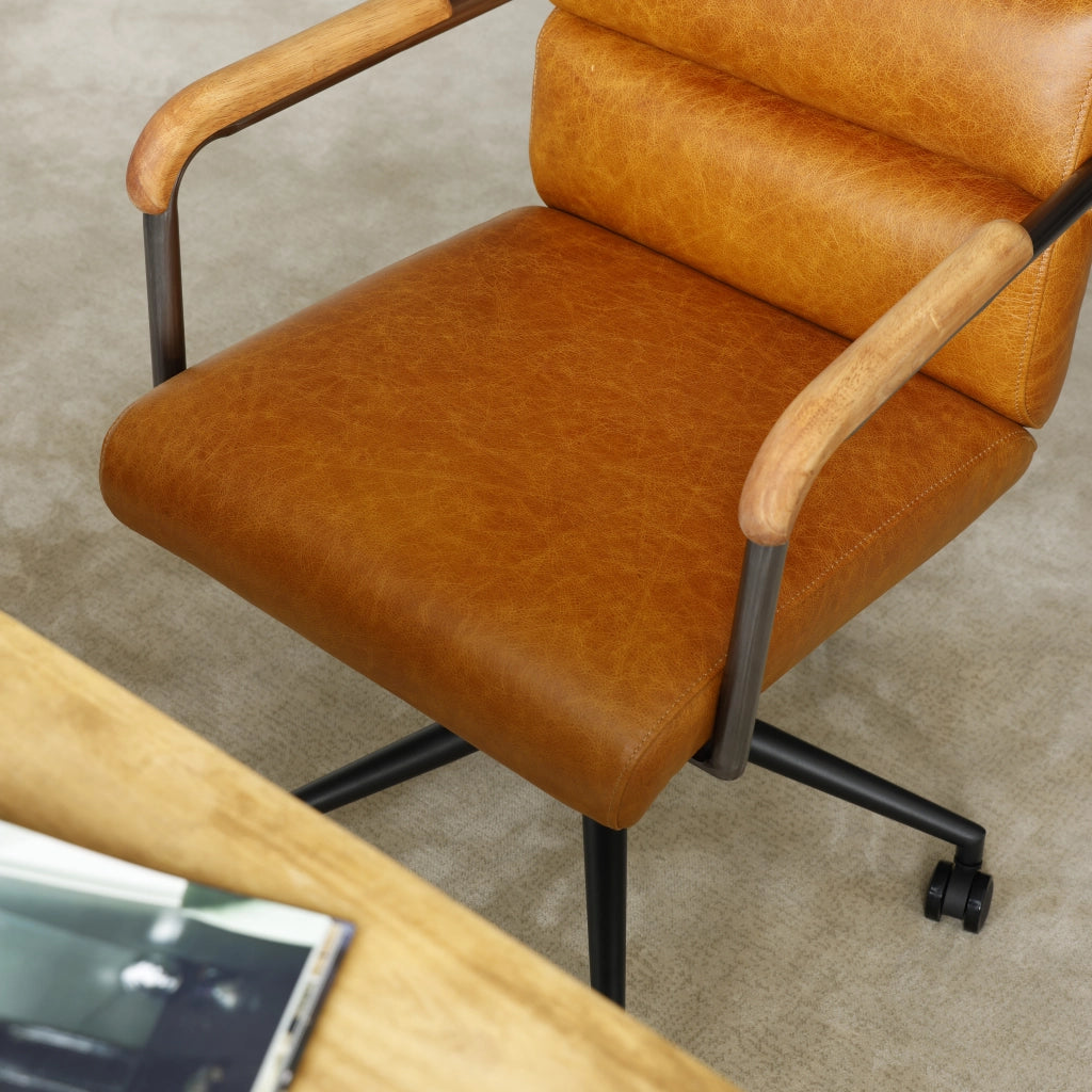 Sedia da ufficio in pelle marrone con ruote silenziose, braccioli in legno e base a 5 razze