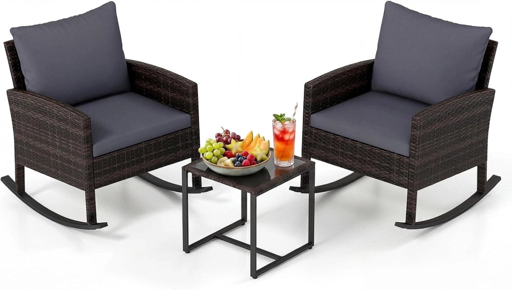 Salotto da Esterno 3 Pezzi in Rattan, Set Mobili da Giardino con 2 Poltrone a Dondolo, Tavolino da Caffè in Vetro Temperato e Comodi Cuscini con Fodera Lavabile, per Balcone, Cortile (Beige)