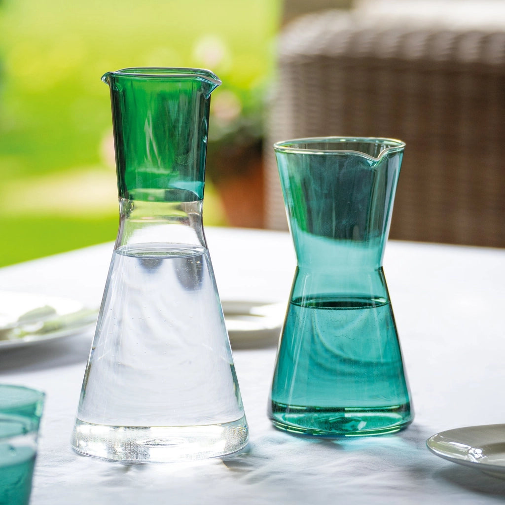 Zafferano Caraffa collezione Classy in vetro borosilicato soffiato a bocca color Verde Lago, design ergonomico e geometrico, manifattura artigianale
