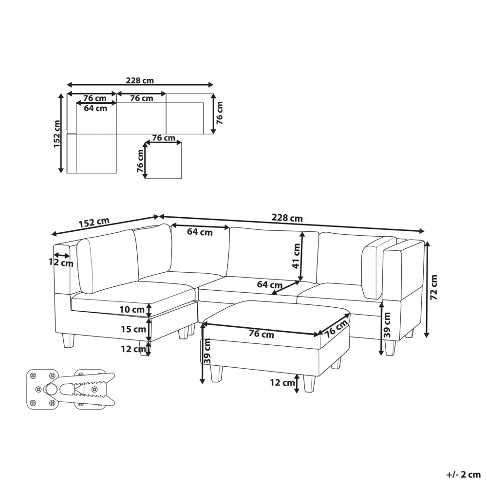 Divano componibile 4 posti imbottito in tessuto nero con gambe nere schienale imbottito lato destro con pouf stile moderno