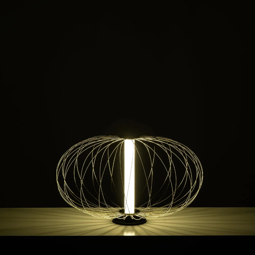 Lampada da tavolo LED Radiante in acciaio e acrilico ottone lucido | Duzzle