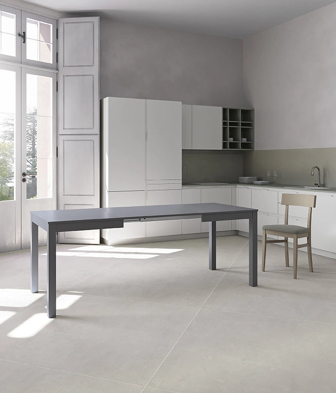 Tavolo Traffic Allungabile 130/210 cm in Melaminico Grigio Scuro con Gambe in Faggio Massello - Design Salvaspazio Moderno