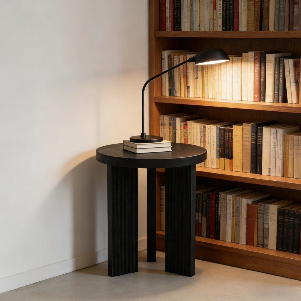 Tavolino laterale rotondo in MDF nero con struttura a tre gambe
