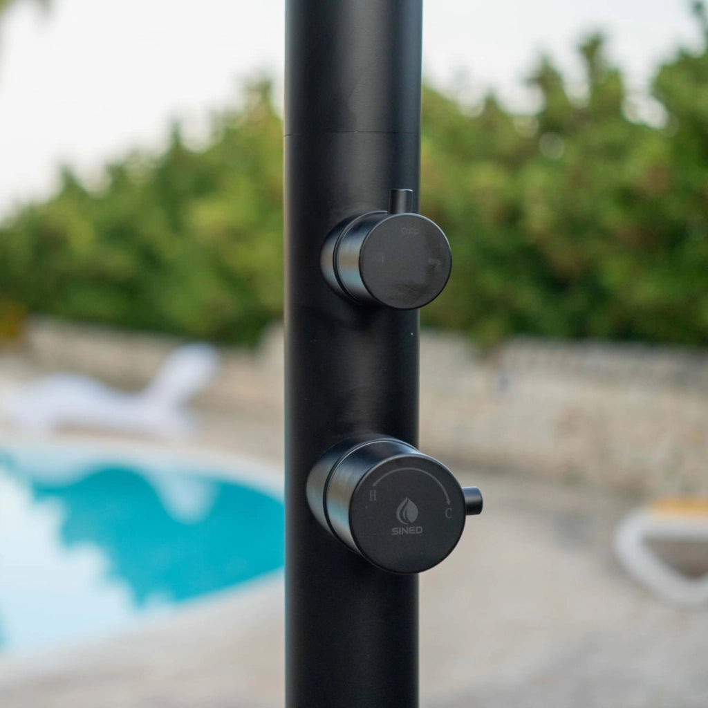Sined Quartu Doccia Per Esterni In Acciaio Inox 316l Con Lavapiedi h 2289 Cm Nero Satinato Con Soffione Deviatore e Lavapied