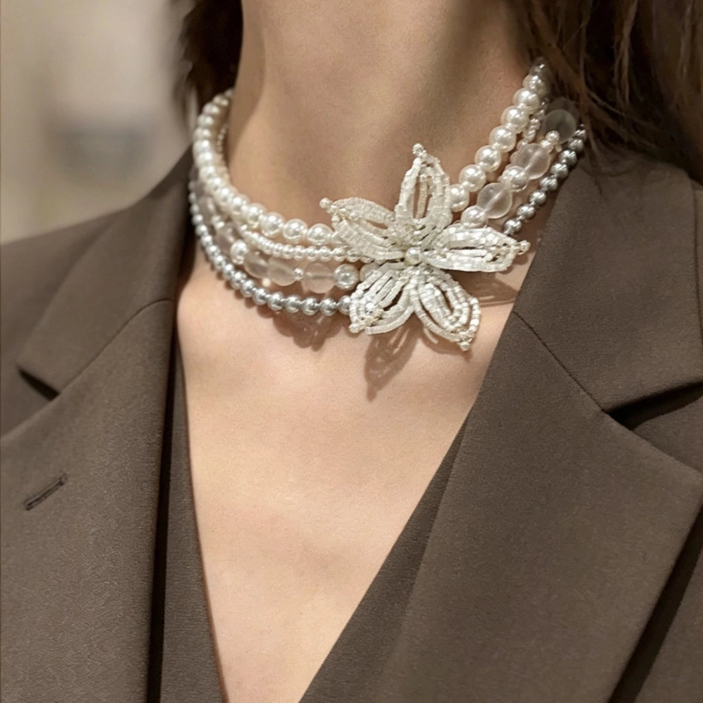 Collana girocollo con fiore di cristallo e perla satinata