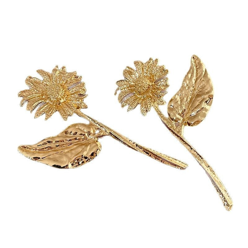 Orecchini vintage barocchi a forma di petalo e foglia di margherita.