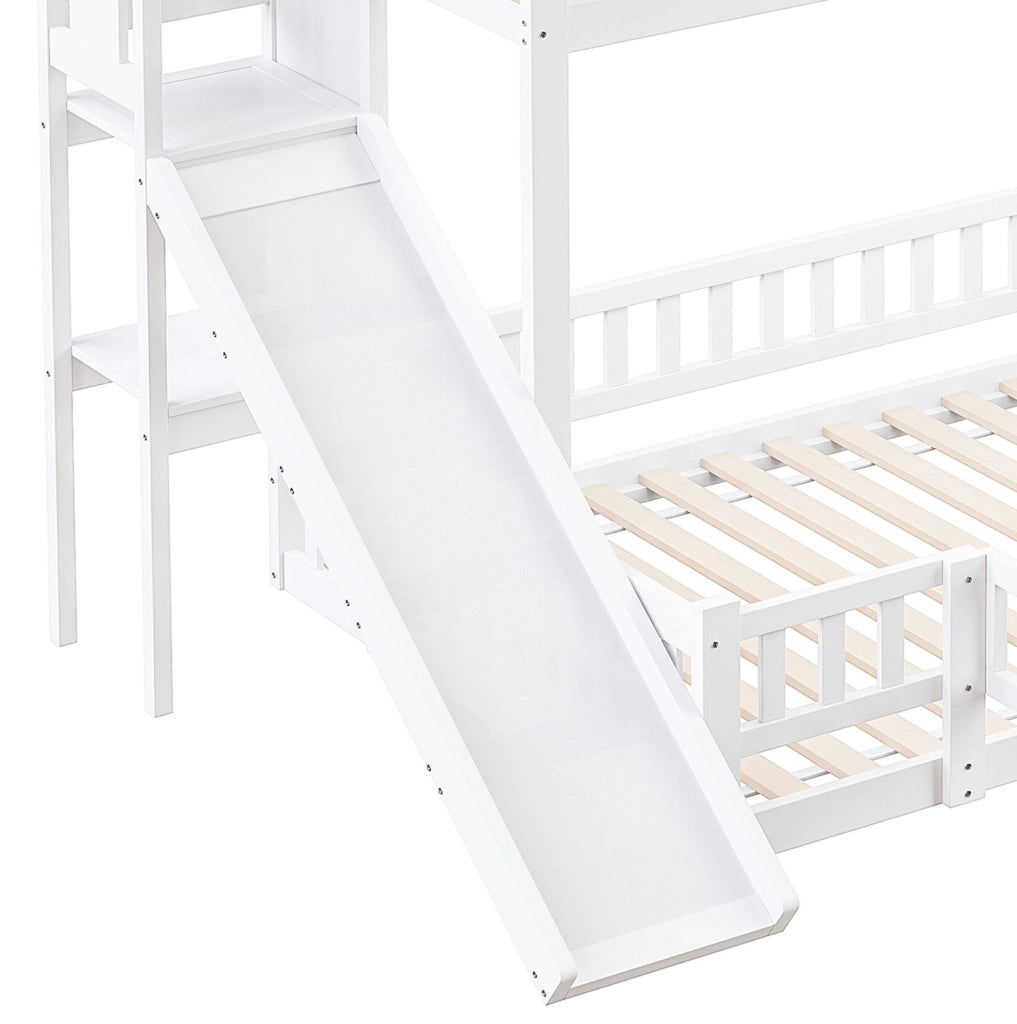 Letto a castello ULEVR 140x200 cm con scivolo, scaletta, sponde e ripiani, pino e MDF bianco