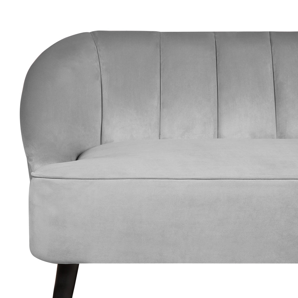 Divano in velluto grigio chiaro a 3 posti con braccioli incassati sullo schienale gambe in legno