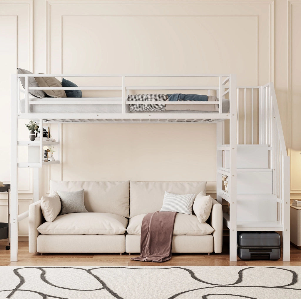 Letto a soppalco 90x200 cm con ripiani; scala contenitore e spazio libero; metallo e MDF bianco