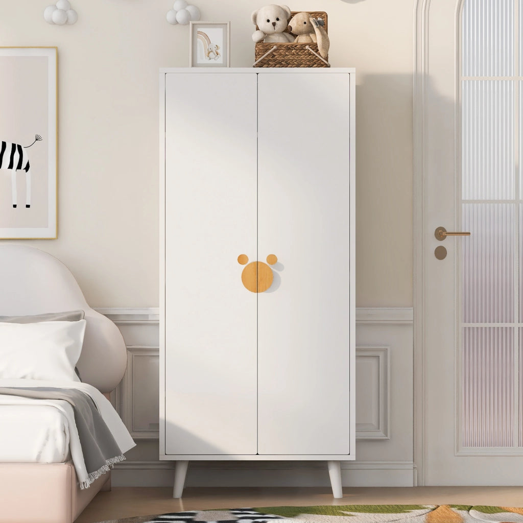 Scaffale a doppia porta con ampi vani interni, maniglie a forma di cartone e piedini rialzati in MDF bianco