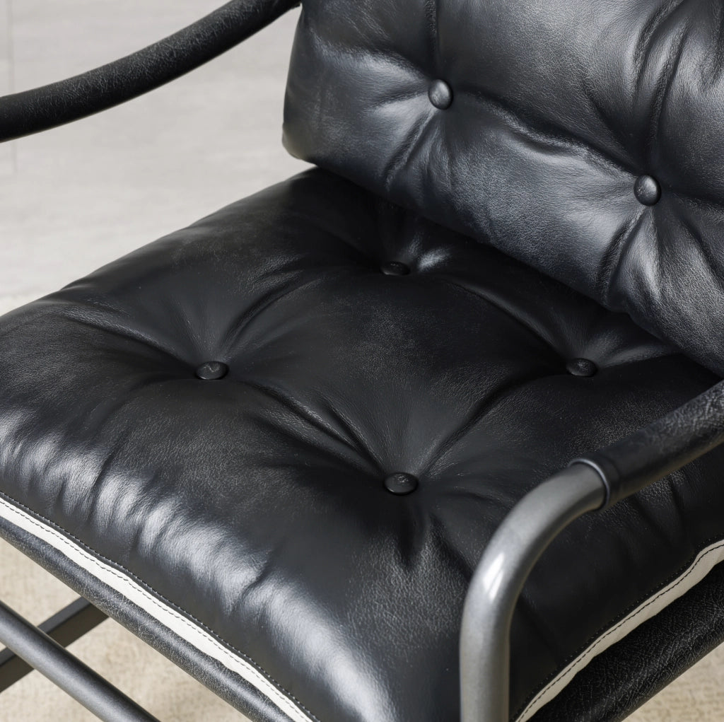 Poltrona accent mid-century moderna in pelle nera con struttura in metallo e braccioli