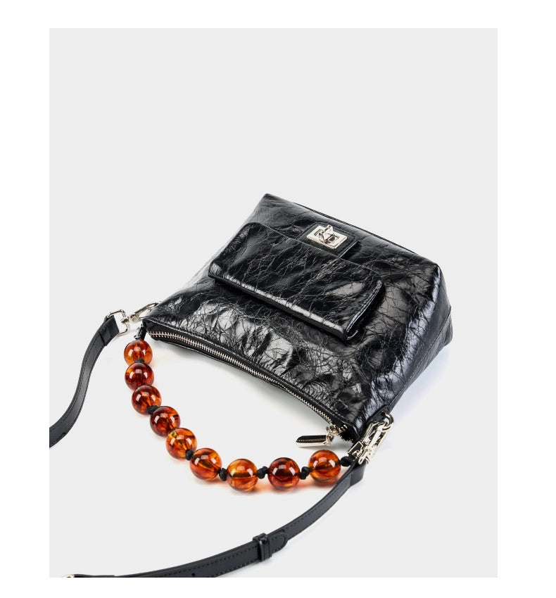 Borsa a mano plissettata in vera pelle vintage cerata, nera.