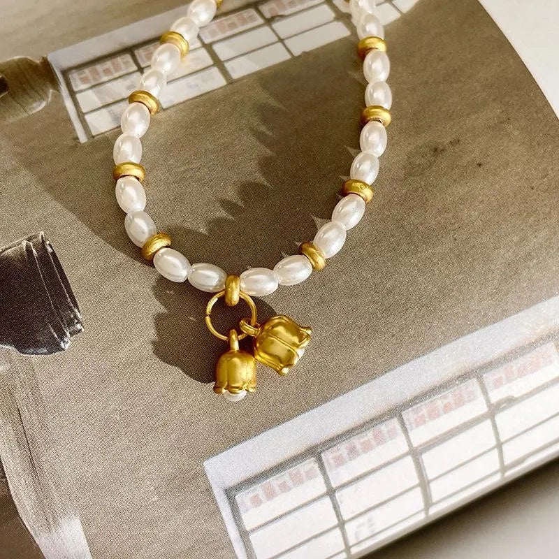 Collana fatta a mano con orchidea dorata e perle, regalo di Natale o di compleanno.
