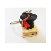 Trade Shop - 12 Pezzi Bomboniera Portachiave Cappello Libro Laurea Simbolo Fortuna Ceramica -
