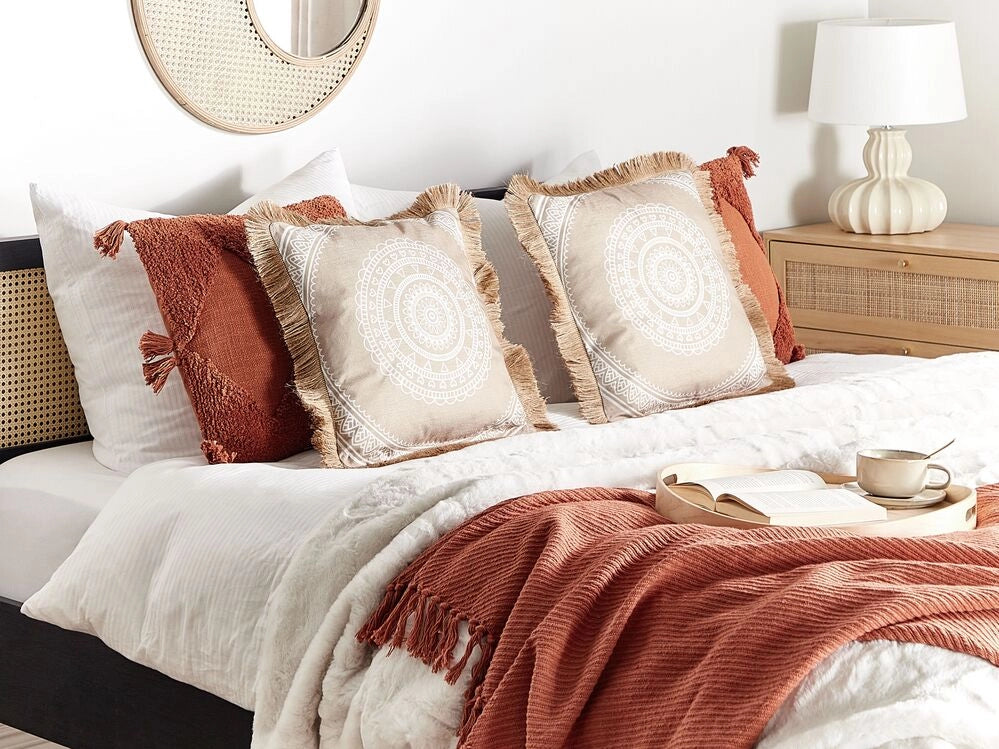 Set di 2 cuscini in poliestere beige e bianco con nappe 45 x 45 cm camera da letto soggiorno