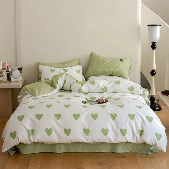 Set di biancheria da letto con cuori verdi e bianchi per una camera da letto stile.