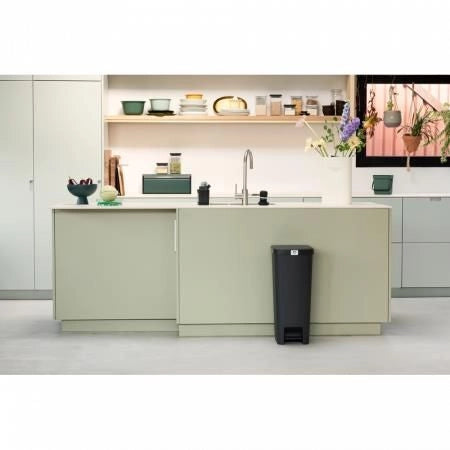 Brabantia 800023 StepUp Pattumiera a Pedale 40L con Porta Etichette a Click e Chiusura Soft-Stop colore Grigio Scuro