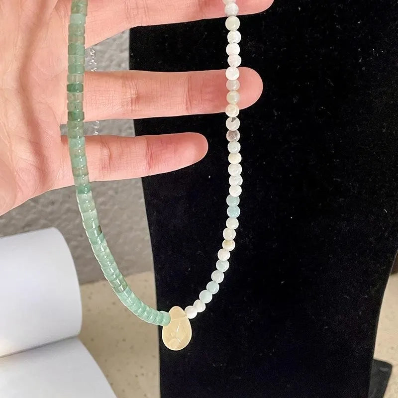 Collana fatta a mano con perline di pietra verde: gioiello leggero con perline.