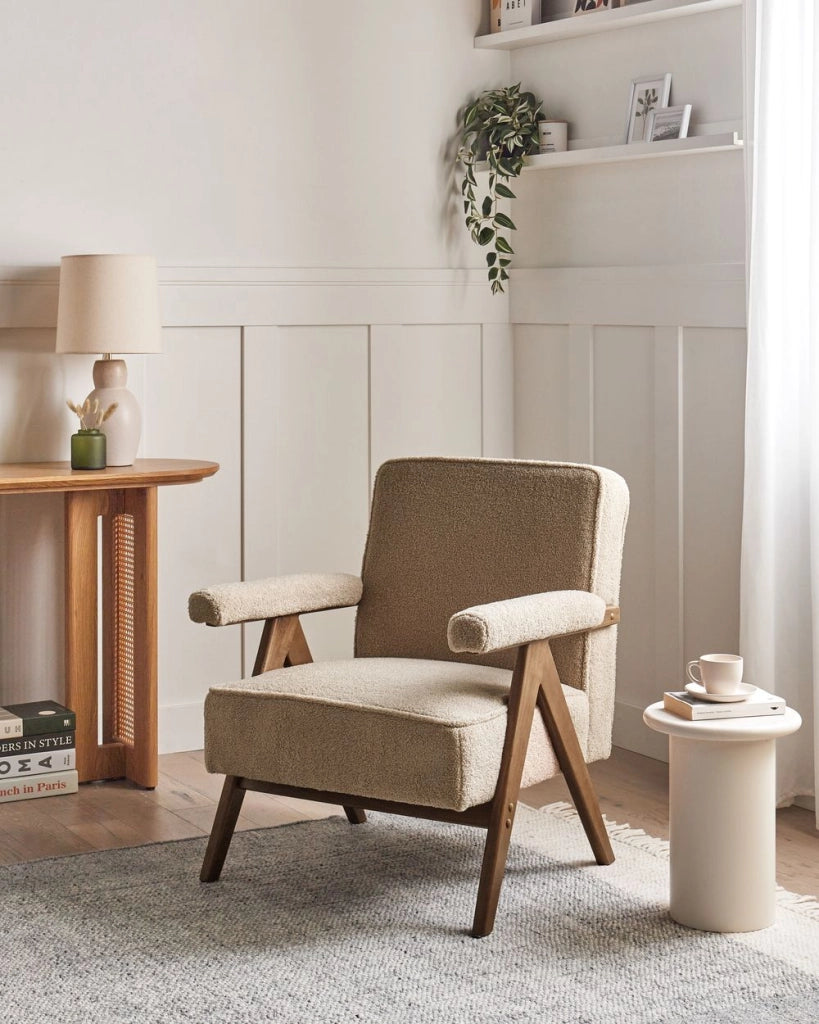 Poltrona con rivestimento in tessuto boucle beige Evje Design Retrò Struttura in legno Braccioli Soggiorno